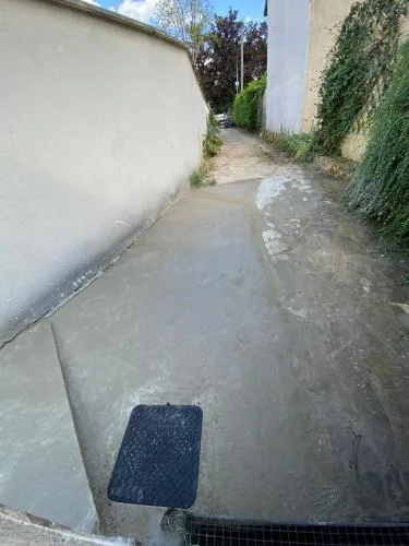 Terrain nivelé et allée finie